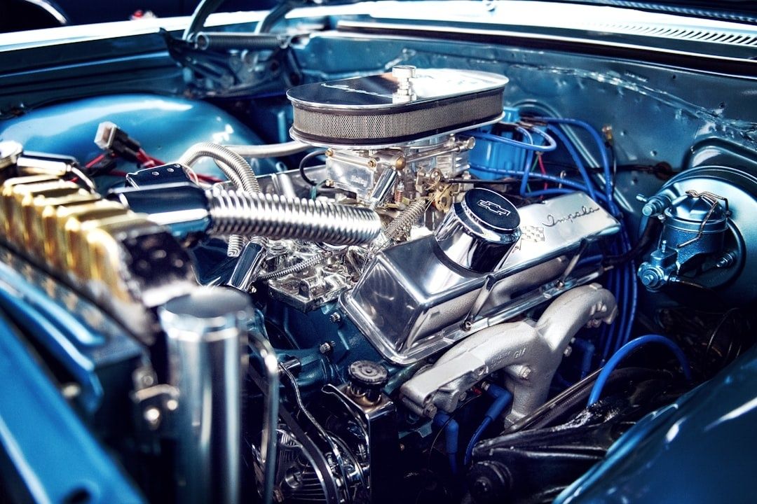 Gepolijste V8-motor met luchtfilter en metalen inlaatslang