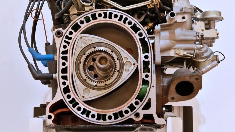 Opengewerkte Wankelmotor met driehoekige rotor en tandwiel
